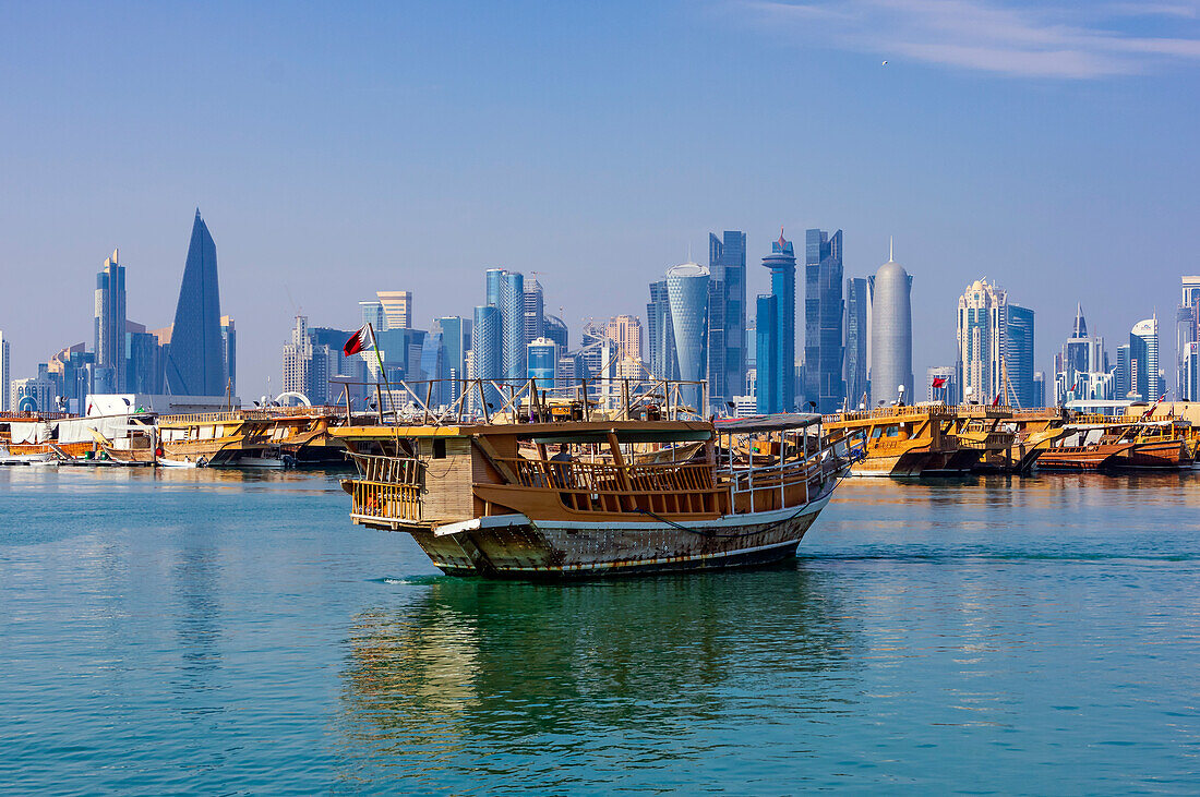 Alte Dhau Boote vor Moderner Skyline, Doha Corniche West Bay, Hauptstadt Doha, Emirat Katar, Persischer Golf