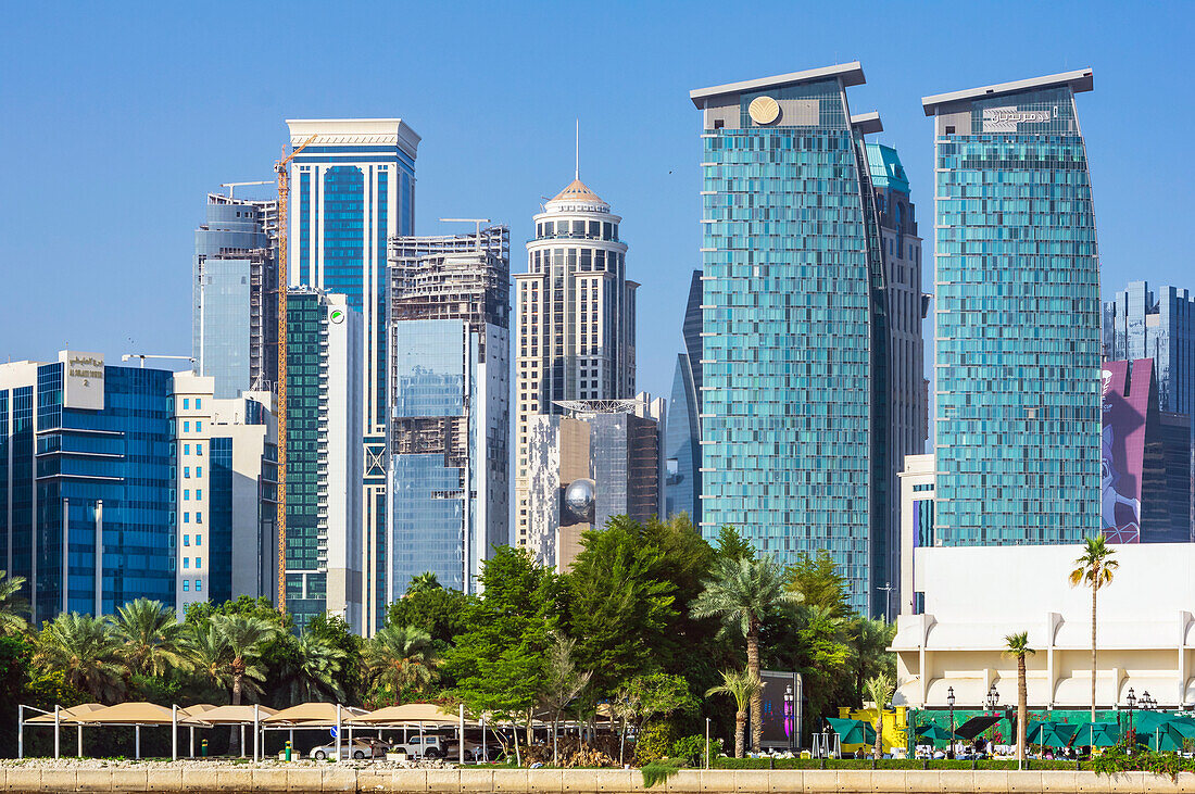 Palmen und Baustelle vor Moderner Skyline, Al Corniche Street, West Bay, Hauptstadt Doha, Emirat Katar, Persischer Golf