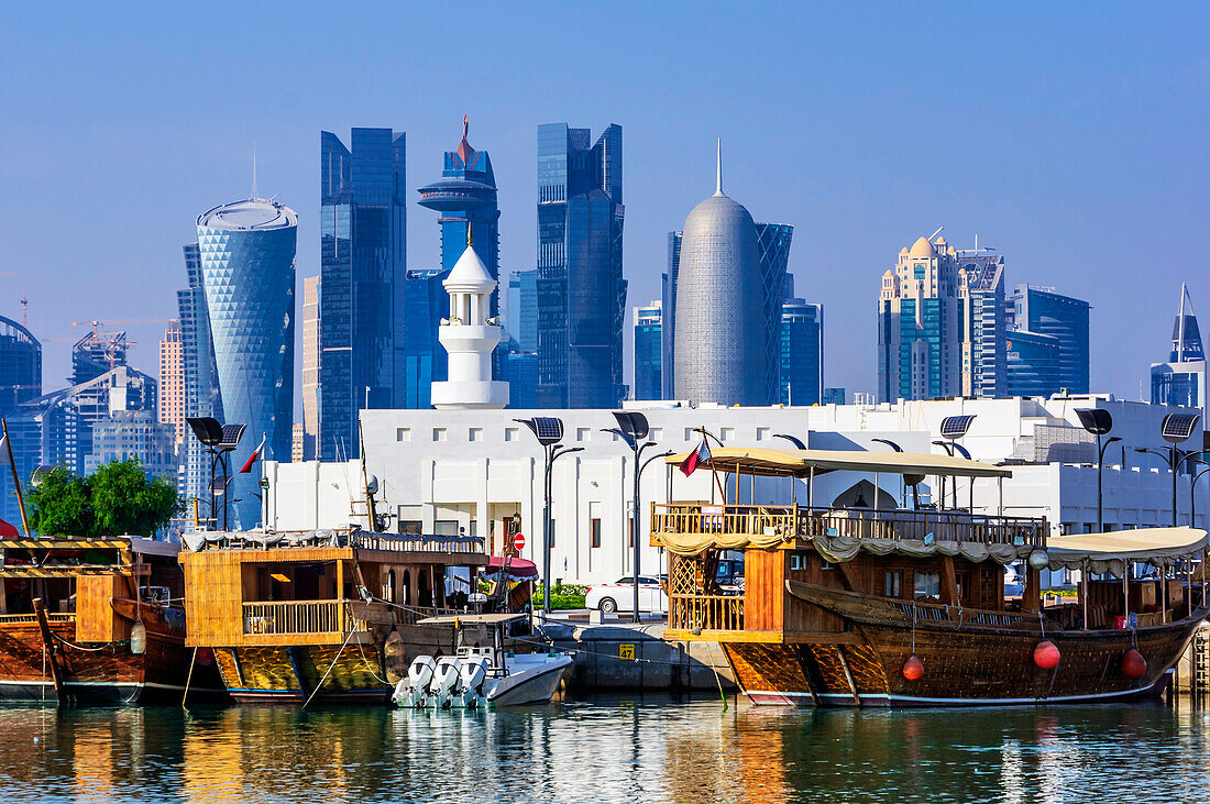 Hafenansichten mit alten Dhau Schiffen und moderner Skyline, Hauptstadt Doha, Emirat Katar, Persischer Golf