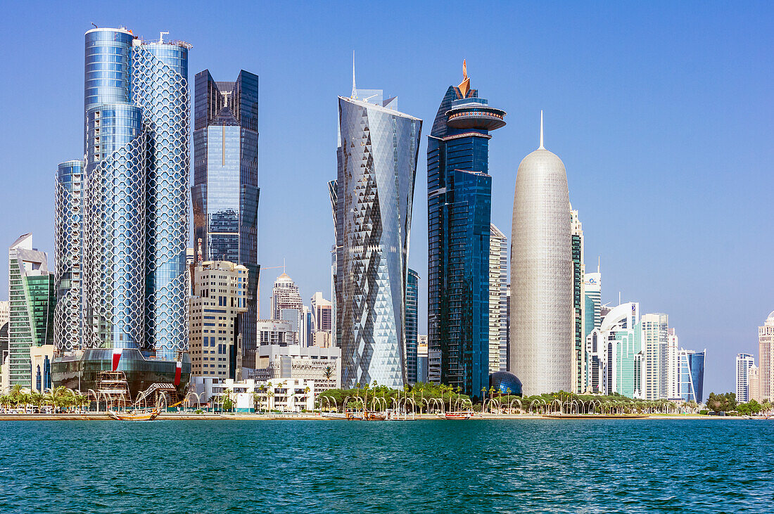 Alte Dhau Boote vor Moderner Skyline, am Hafen West Bay, Hauptstadt Doha, Emirat Katar, Persischer Golf