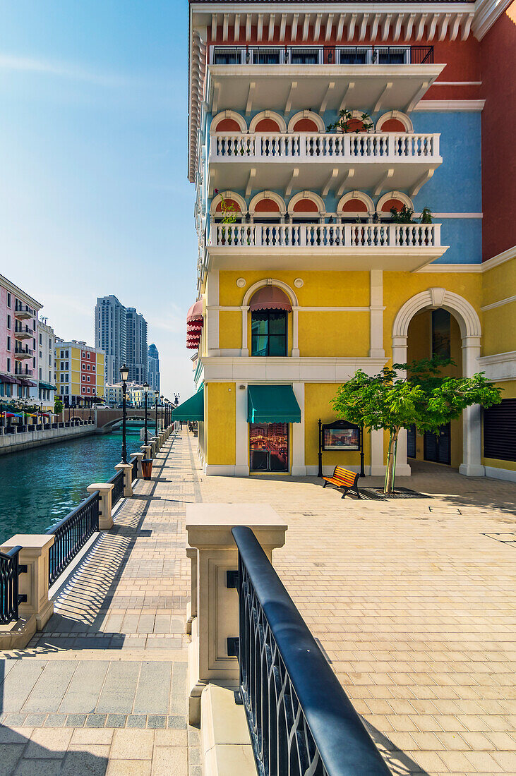 Venezianische Architektur am Kanal, in 'Klein Venedig', künstliche Insel 'The Pearl', Qanat Quartier, Hauptstadt Doha, Emirat Katar, Persischer Golf