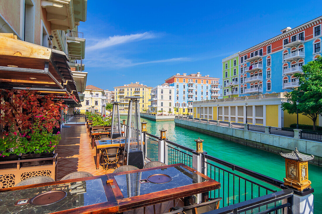Idyllisches Cafe am Kanal, in 'Klein Venedig', künstliche Insel 'The Pearl', Qanat Quartier, Hauptstadt Doha, Emirat Katar, Persischer Golf