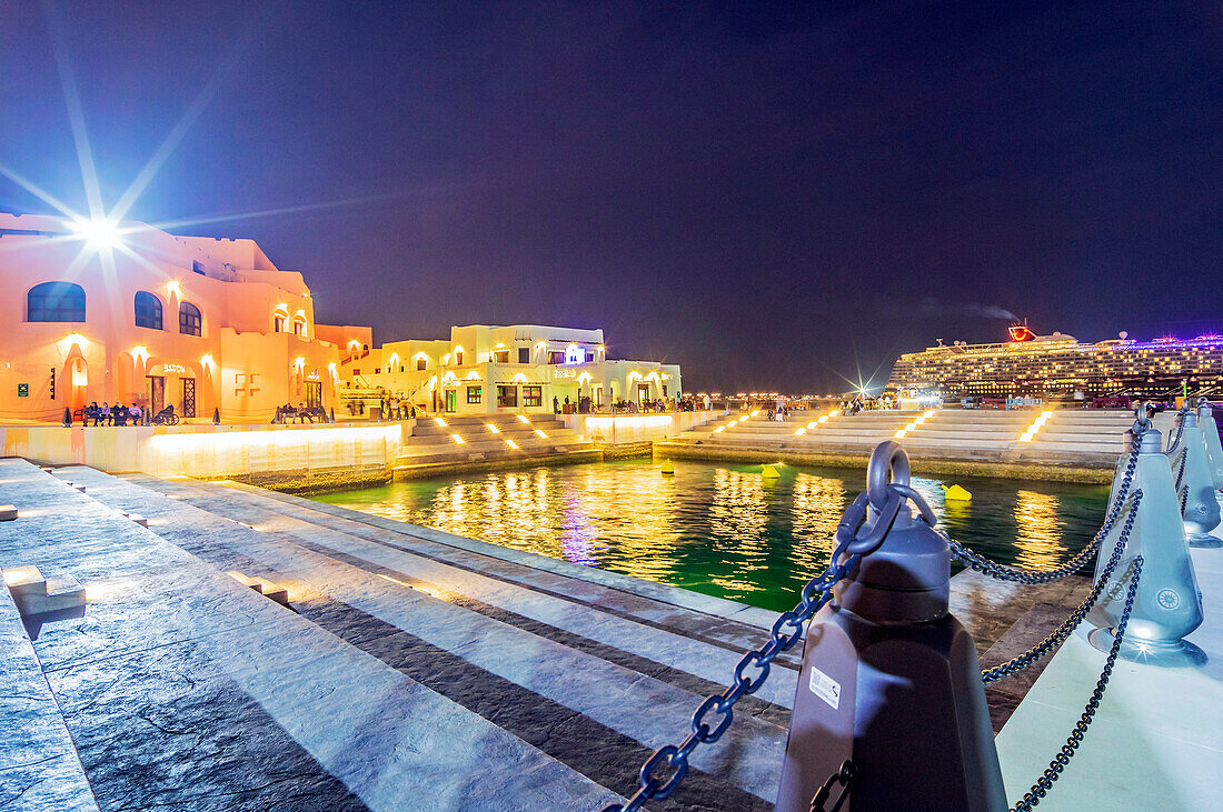 Abendaufnahme am alten Hafen mit Blick zu einem Kreuzfahrtschiff, Myna Distrikt, Hauptstadt Doha, Emirat Katar, Persischer Golf