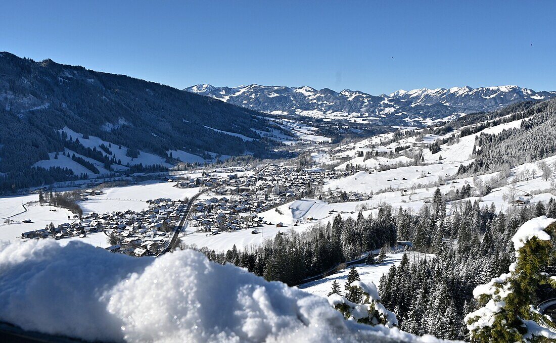 Winterlicher Blick auf Bad Hindelang, Ostallgäu, Schwaben, Bayern, Deutschland