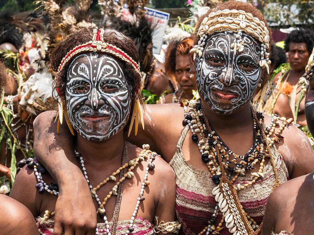 Papua Frauen in traditioneller Tracht, Sing sing, Morobe Show, Lae, Papua Neuguinea