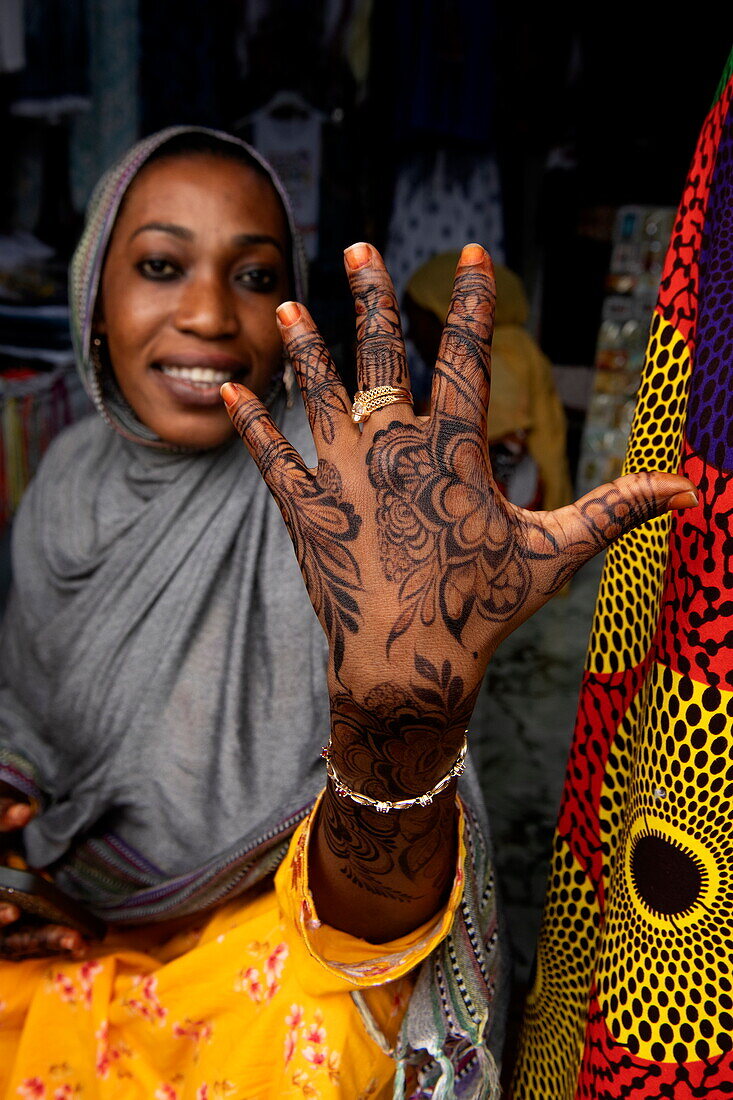 Einheimische Frau zeigt stolz Hennabemalung auf der Hand, Stonetown, Sansibar-Stadt, Sansibar, Tansania, Afrika