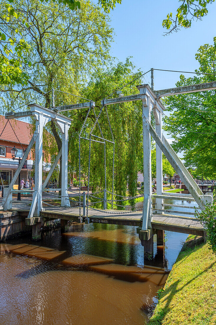 Klappbrücke am Hauptkanal von Papenburg, Emsland, Niedersachsen, Deutschland