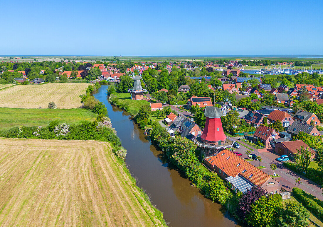 Luftaufnahme der Zwillingsmühlen von Greetsiel, Krummhörn, Ostfriesland, Niedersachsen, Deutschland