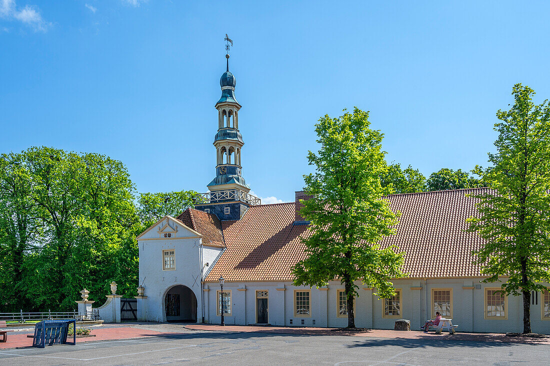 Schlossturm vom Wasserschloss Norderburg in Dornum, Ostfriesland, Niedersachsen, Deutschland