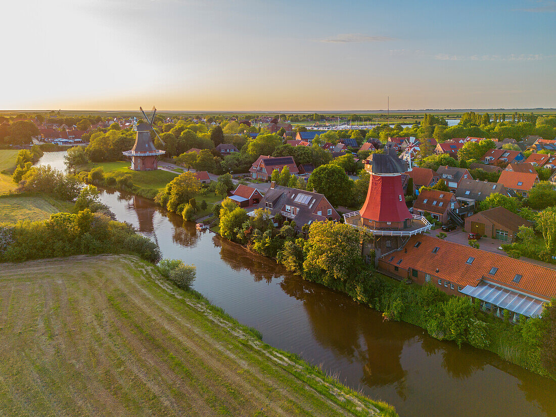 Luftaufnahme der Zwillingsmühlen von Greetsiel bei Sonnenuntergang, Krummhörn, Ostfriesland, Niedersachsen, Deutschland