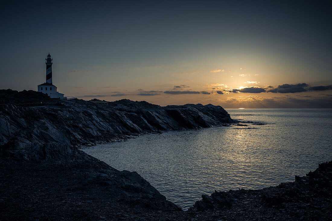 Leuchtturm am Cap de Favàritx bei Sonnenaufgang, Menorca, Balearen, Spanien, Europa