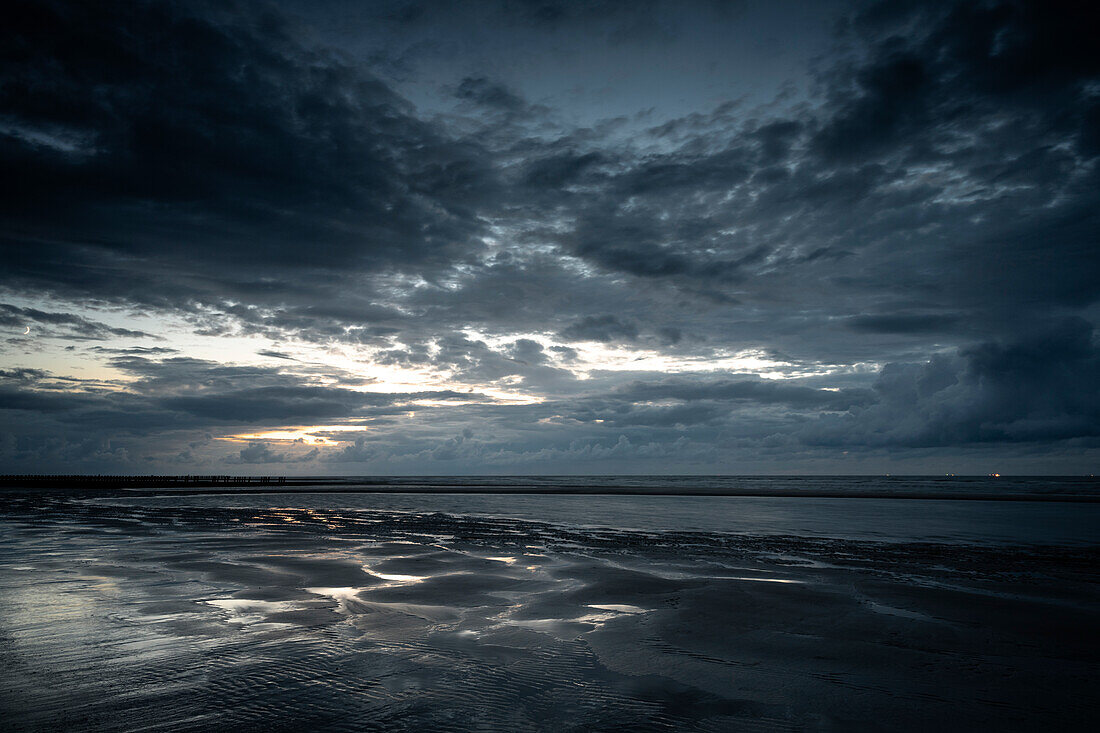 Regenwolken über dem Wattenmeer im Abendlicht, Wangerooge, Ostfriesische Inseln, Friesland, Niedersachsen, Deutschland, Europa