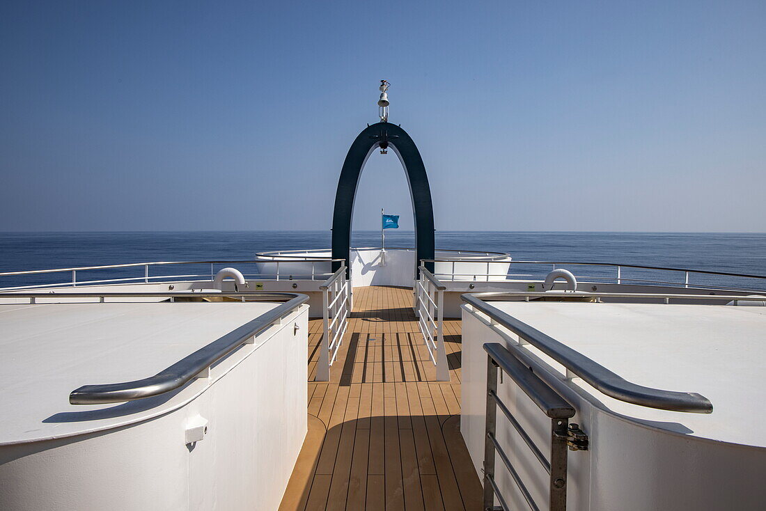 Krähennest am Bug des Expeditionskreuzfahrtschiffes SH Diana (Swan Hellenic) im Roten Meer, in der Nähe von Saudi-Arabien, Arabische Halbinsel