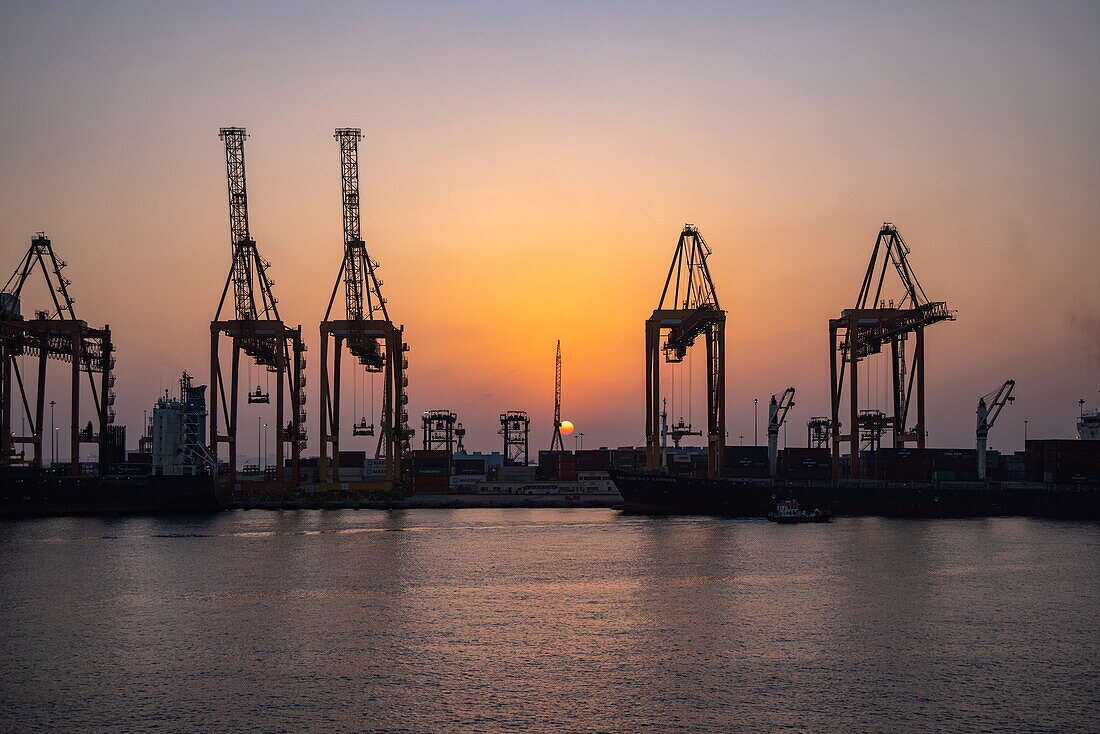Frachtkräne im Hafen von Jeddah bei Sonnenuntergang, Jeddah, Saudi-Arabien, Naher Osten, Arabische Halbinsel