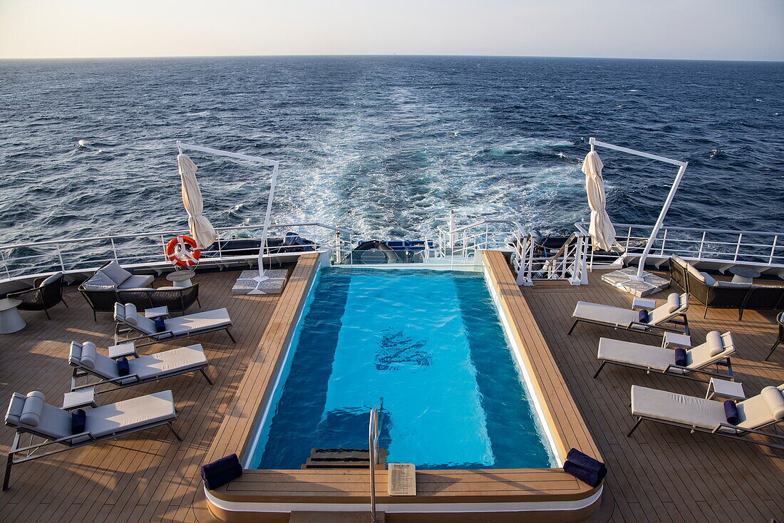 Pool auf dem Achterdeck des Expeditionskreuzfahrtschiffes SH Diana (Swan Hellenic) im Roten Meer, in der Nähe von Saudi-Arabien, Arabische Halbinsel