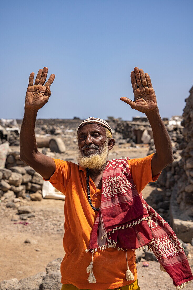 Älterer Mann mit erhobenen Armen im Dorf, in der Nähe von Arta, Dschibuti, Golf von Aden, Ostafrika