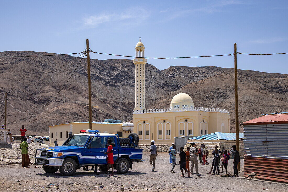 Menschen und Polizeiauto in einem Dorf mit Moschee, in der Nähe von Arta, Dschibuti, Golf von Aden, Ostafrika