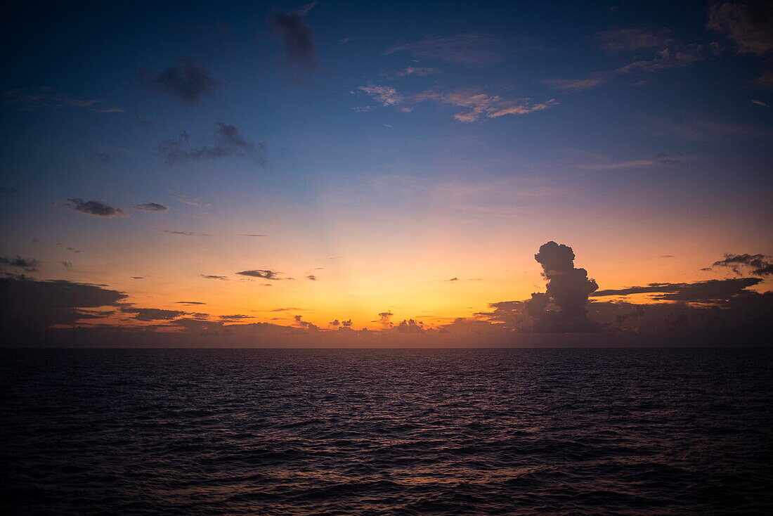Sonnenuntergang vom Expeditionskreuzfahrtschiff SH Diana (Swan Hellenic) aus im Golf von Aden, in der Nähe von Somalia, Horn von Afrika, Arabisches Meer, Ostafrika