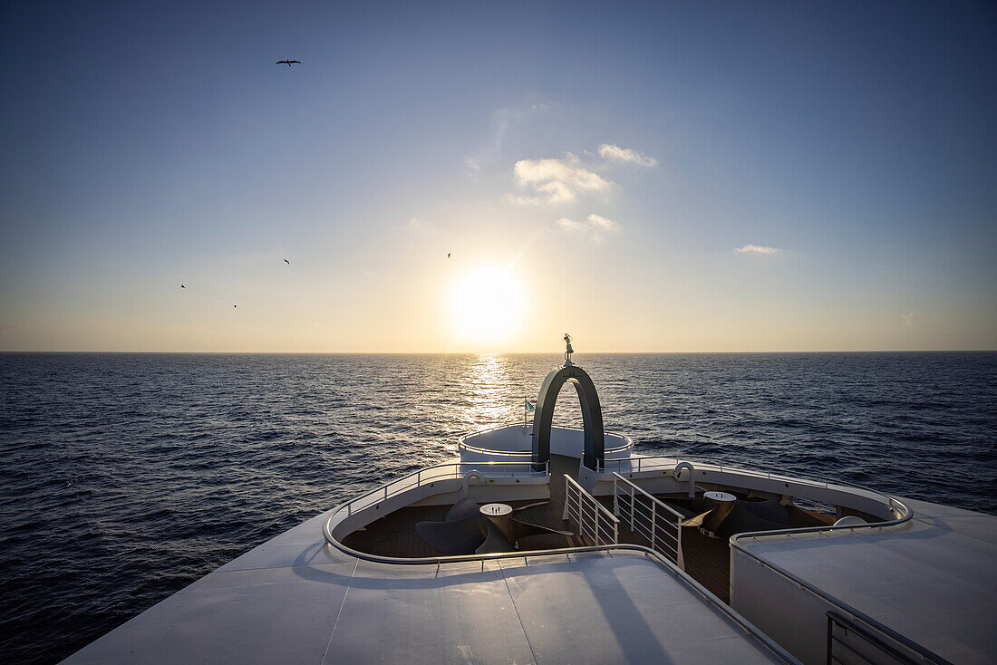 Crow's Nest am Bug des Expeditionskreuzfahrtschiffes SH Diana (Swan Hellenic) bei Sonnenuntergang, in der Nähe der Seychellen, Indischer Ozean, Ostafrika