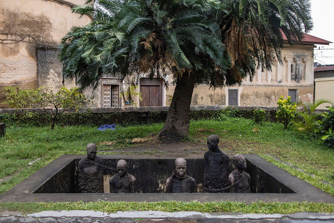  Sculpture of chained slaves at the Slave Market Memorial, Stonetown, Zanzibar City, Zanzibar, Tanzania, Africa 
