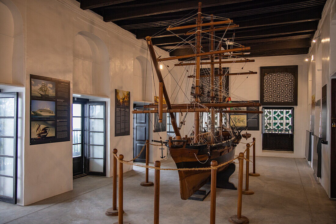 Schiffsreplik im Lamu Museum, Lamu, Insel Lamu, Kenia, Afrika