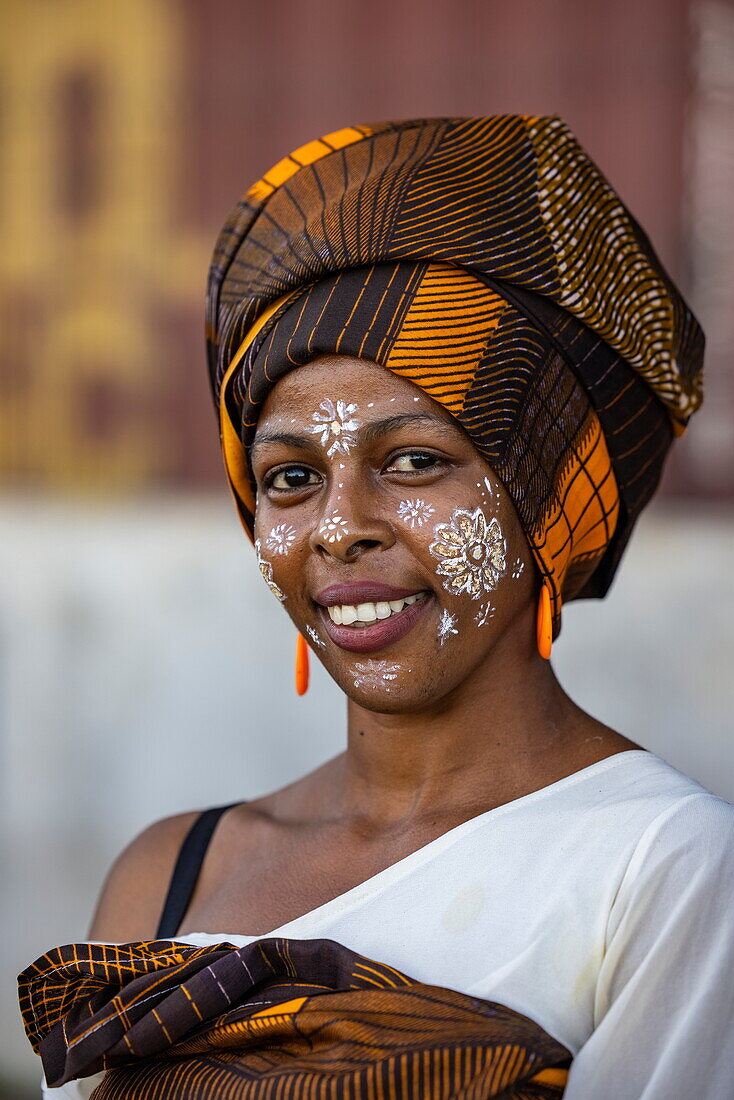 Einheimische Frau mit dekorativer Gesichtsbemalung aus Masonjoany-Paste, Mahajanga, Boeny, Madagaskar, Indischer Ozean