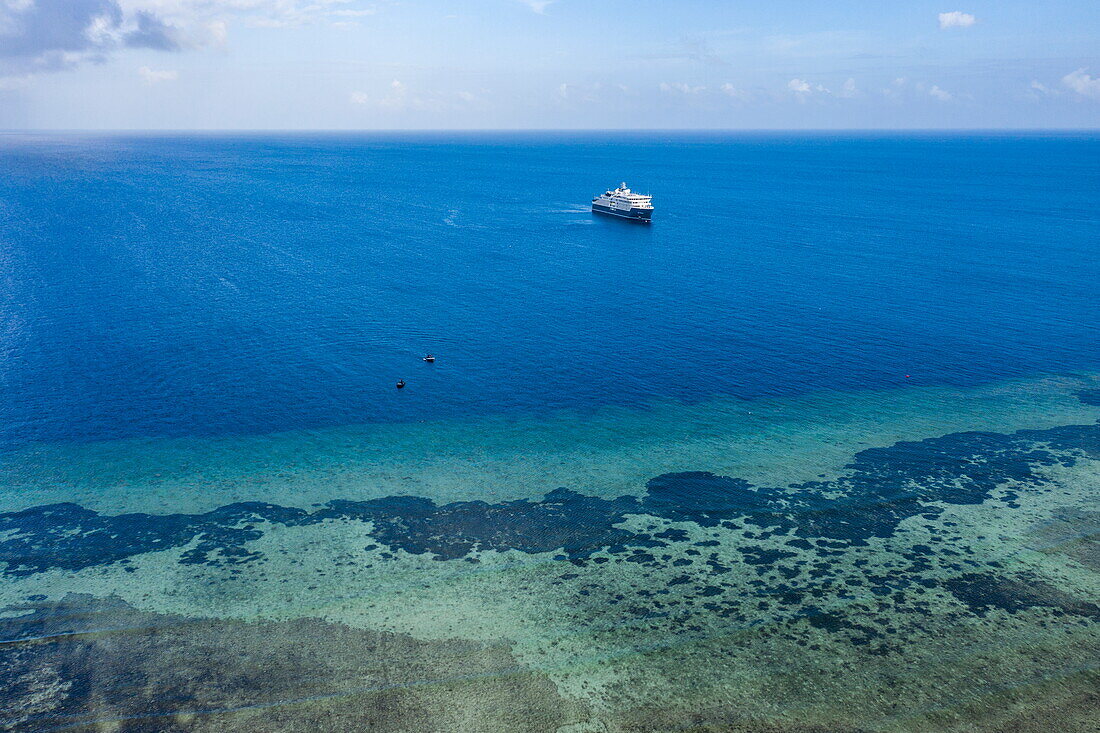 Luftaufnahme des Expeditionskreuzfahrtschiffes SH Diana (Swan Hellenic) am Riff, Astove Island, Cosmoledo Group, Äußere Seychellen, Seychellen, Indischer Ozean