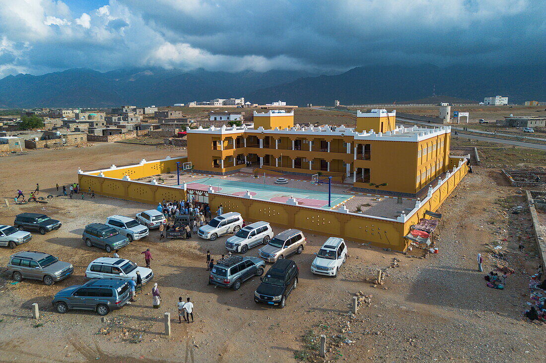 Luftaufnahme eines gelben Schulgebäudes, Hadibu, Insel Sokotra, Jemen, Naher Osten, Vorderasien