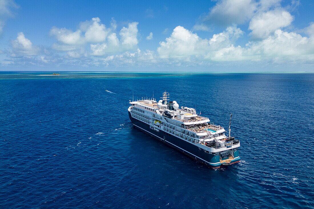 Luftaufnahme des Expeditionskreuzfahrtschiffes SH Diana (Swan Hellenic) vor Bijoutier Island, Alphonse Group, Äußere Seychellen, Seychellen, Indischer Ozean