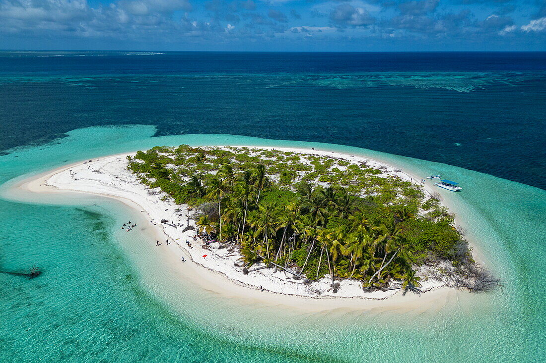 Menschen am weissen Strand aus der Luft, Bijoutier Island, Alphonse-Gruppe, Äußere Seychellen, Seychellen, Indischer Ozean