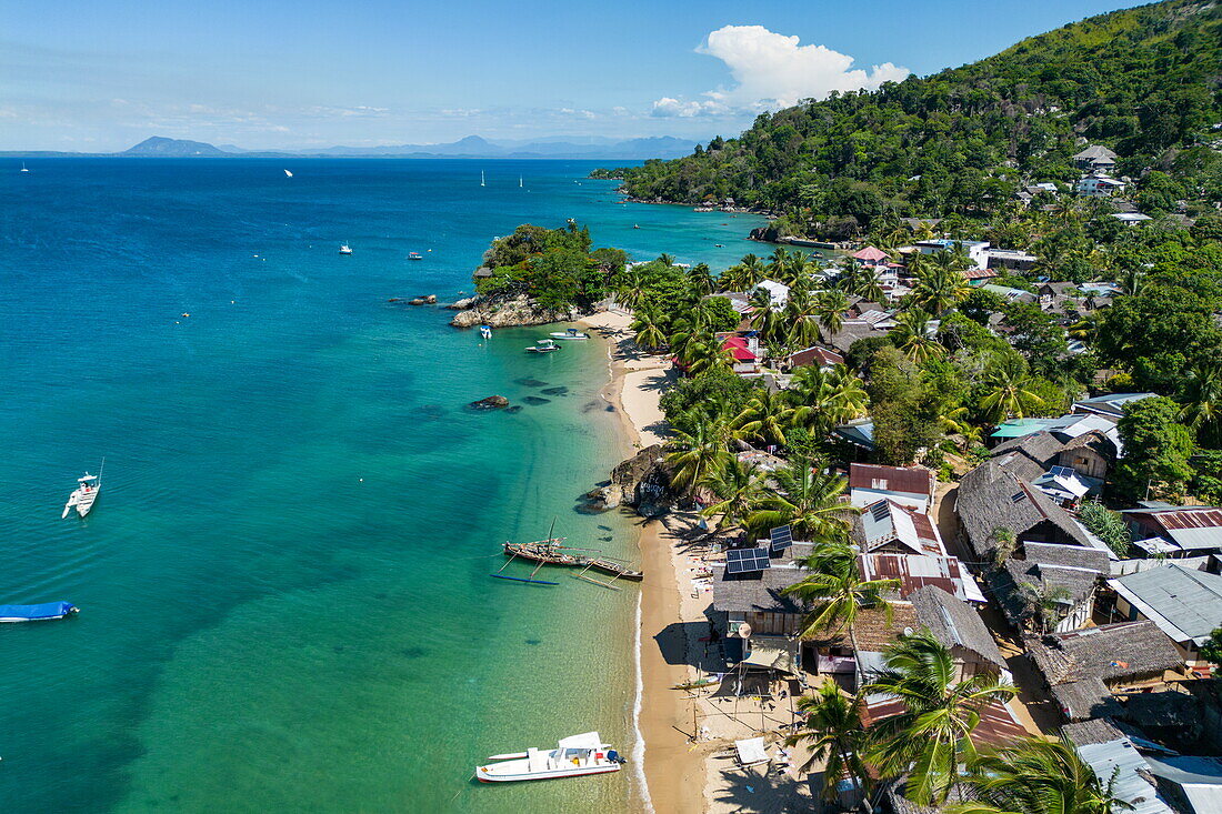 Luftaufnahme von Booten, Strand und Dorf, Nosy Komba, Diana, Madagaskar, Indischer Ozean