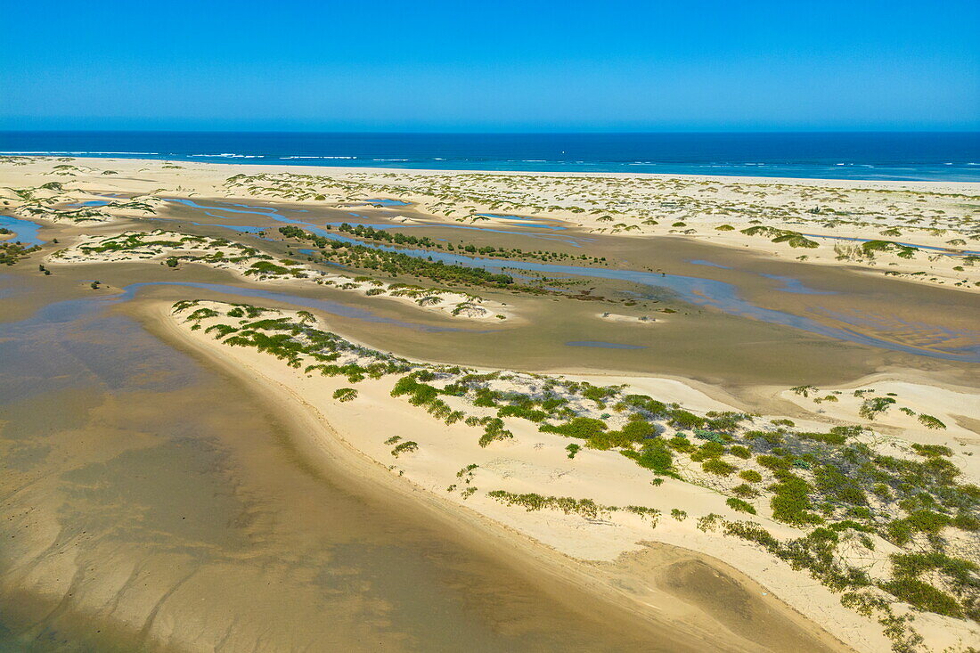 Luftaufnahme der Flussmündung ins Meer am Strand, Toliara II, Atsimo-Andrefana, Madagaskar, Indischer Ozean