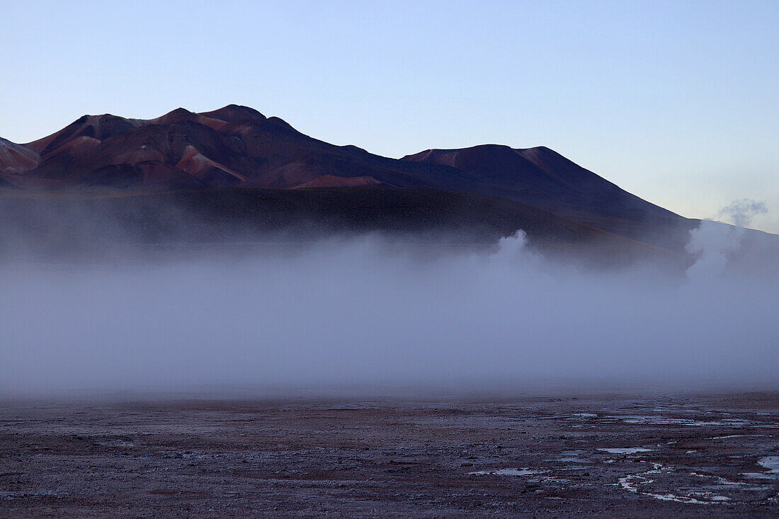 Chile; Nordchile; Region Antofagasta; Atacama Wüste; El Tatio Geysire; größtes Geysirfeld der Südhalbkugel; dampfendes Geysirfeld