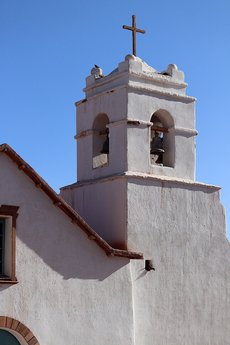 Chile; Nordchile; Region Antofagasta; an der Grenze zu Bolivien; San Pedro de Atacama; Kirchturm der Kirche San Pedro im Zentrum