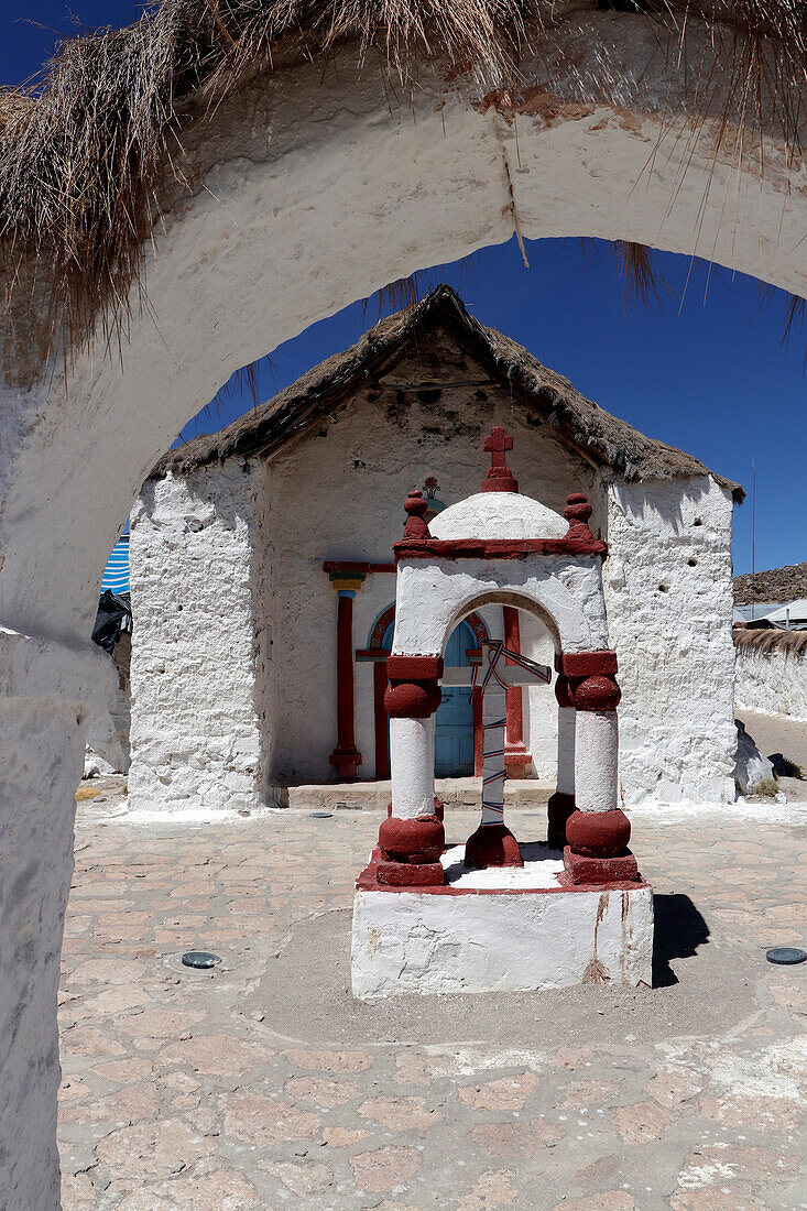 Chile; Nordchile; Region Arica y Parinacota; an der Grenze zu Bolivien; Lauca Nationalpark; Dorf Parinacota; Dorfkirche