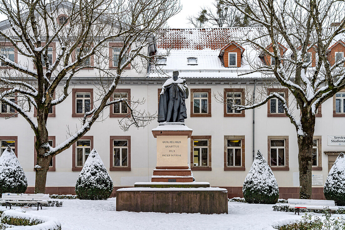 Das verschneite Denkmal von König Wilhelm IV auf dem Wilhelmsplatz in Göttingen, Niedersachsen, Deutschland