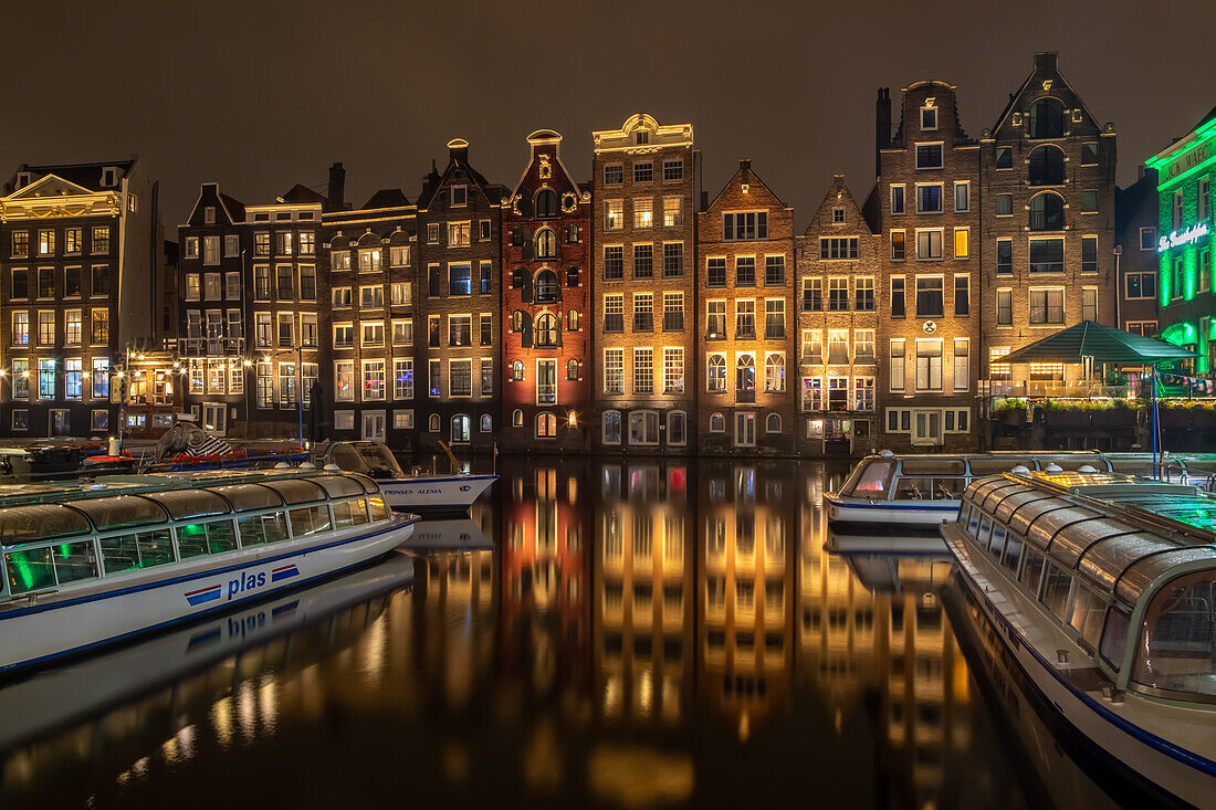 Grachtenhäuser spiegeln sich im Wasser, Amsterdam, Niederlande