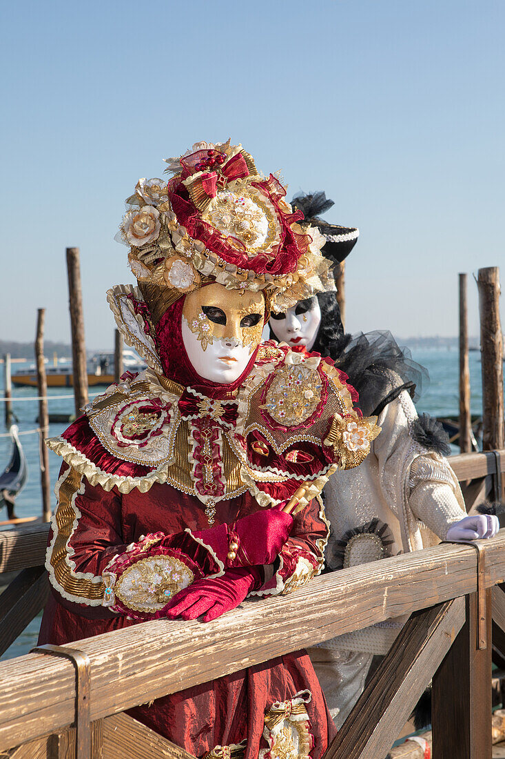 Masken am Canal Grande beim Karneval in Venedig, Venedig, Italien