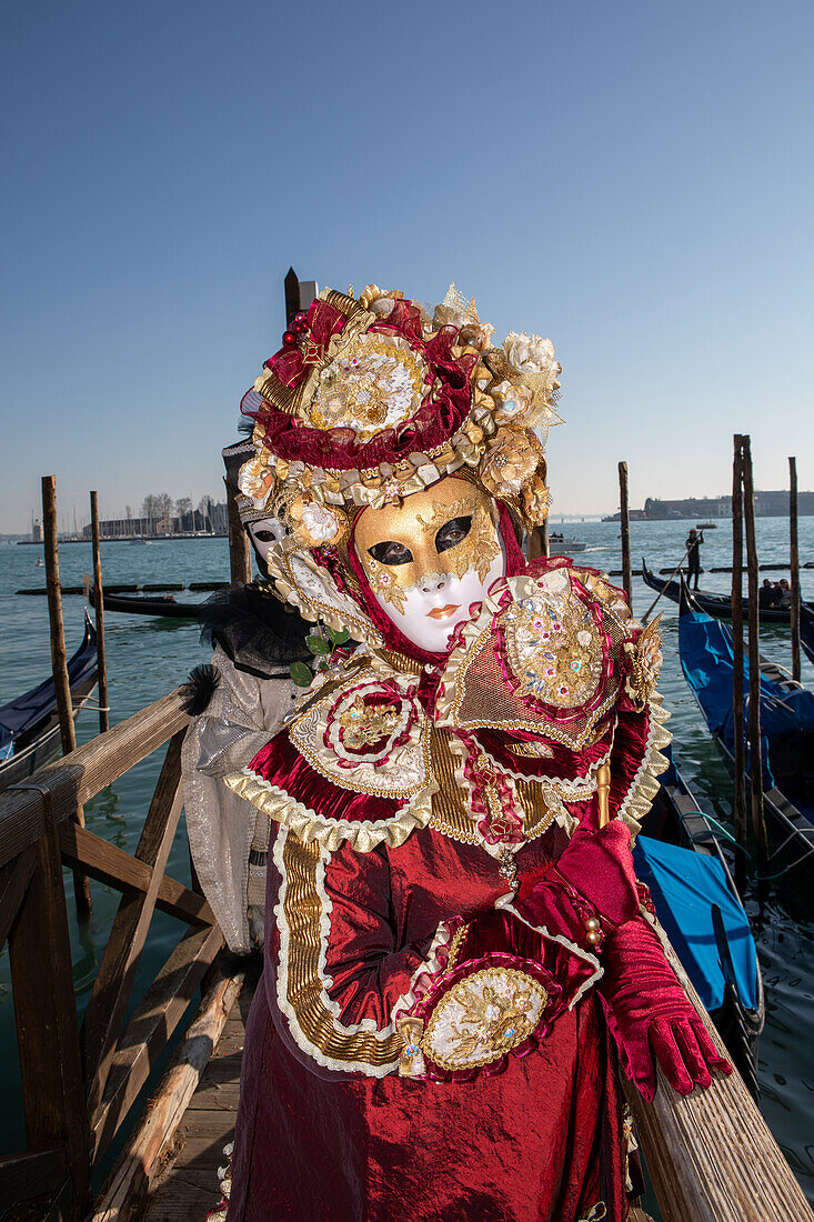 Maske am Canal Grande beim Karneval in Venedig, Venedig, Italien