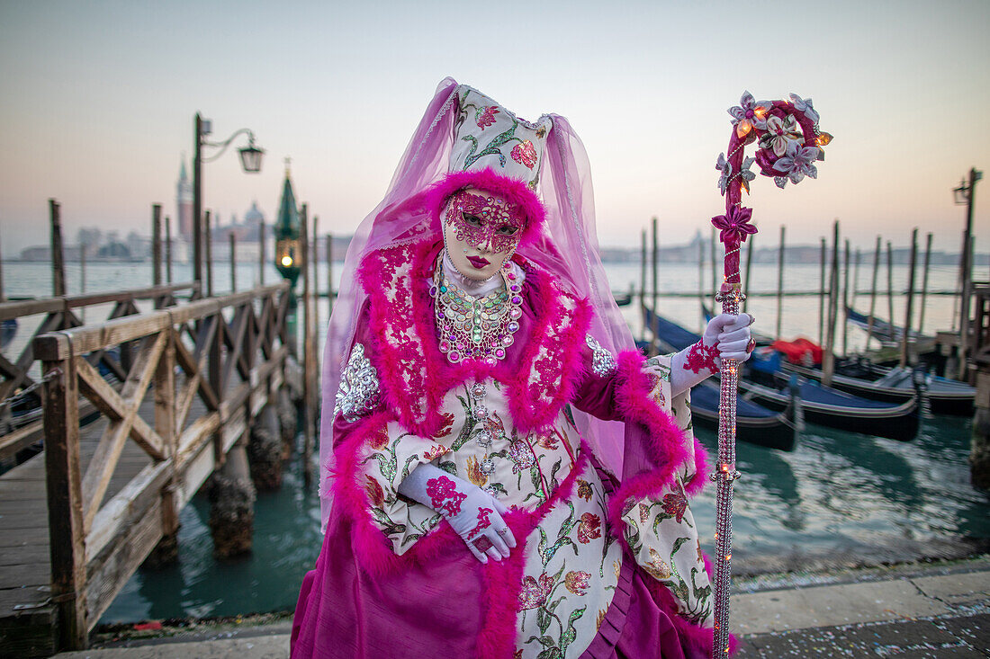 Prachtvolle Maske am Canal Grande beim Karneval in Venedig, Venedig, Italien
