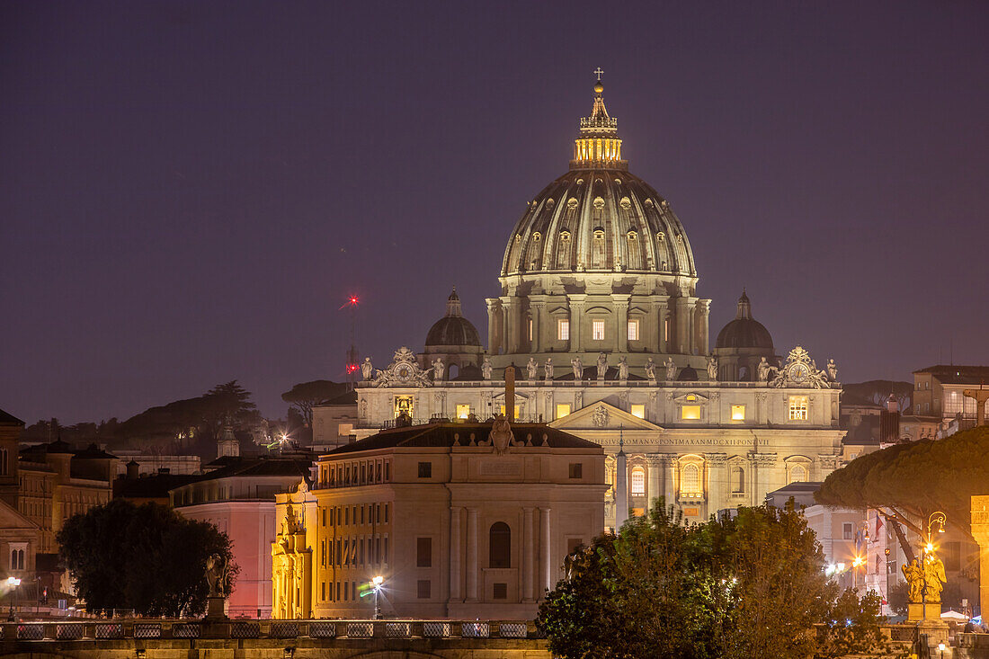 Petersdom bei Nacht, Rom (Vatikanstadt), Italien