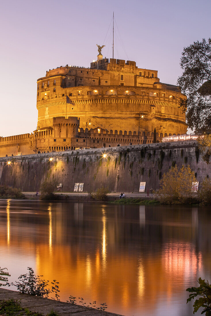 Blick über den Tiber zur Engelsburg bei Nacht, Rom, Italien