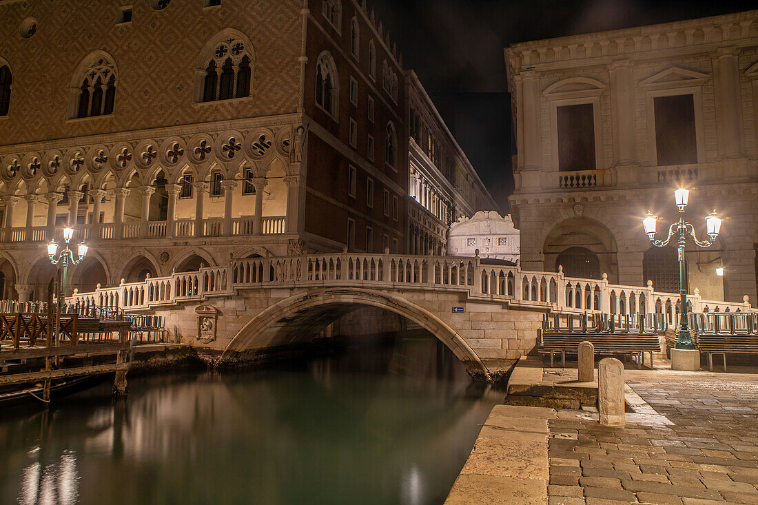 Ponte della Paglia, Dogenpalast und Seufzerbrücke bei Nacht, Venedig, Italien