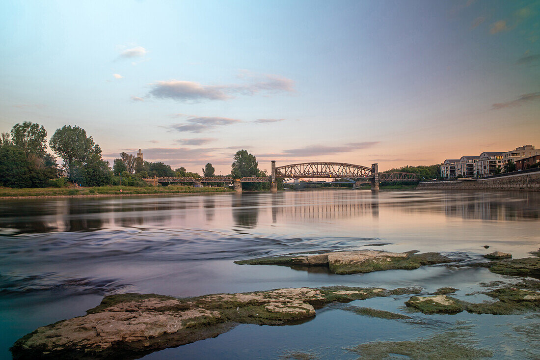 Elbe und Hubbrücke bei Sonnenuntergang, Magdeburg, Sachsen-Anhalt
