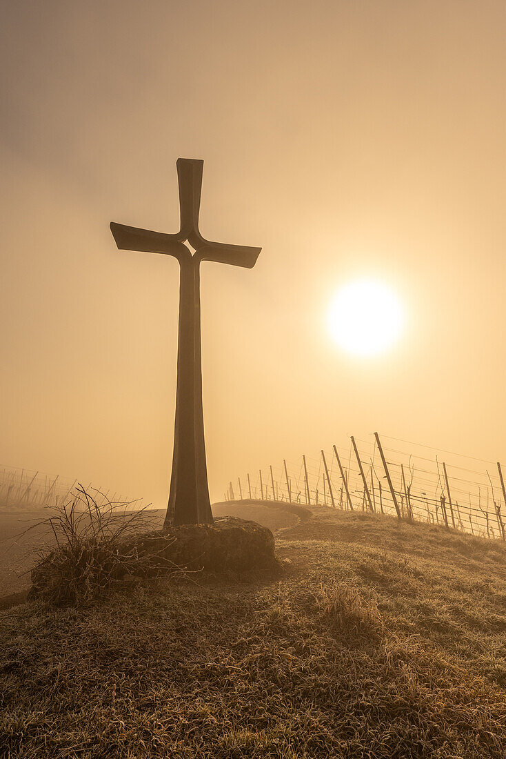 Kreuz, Sonnenaufgang auf der Kalb, Iphofen, Kitzingen, Unterfranken, Franken, Bayern, Deutschland, Europa