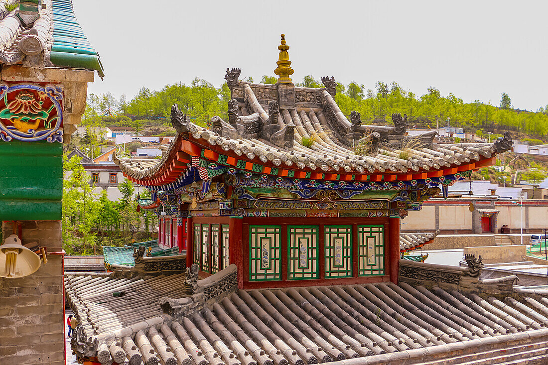 Kunstvoll konstruiertes Dach einer Pagode auf einem Tempel im tibetischen Kloster Kumbum im chinesischen Xining, China, Asien
