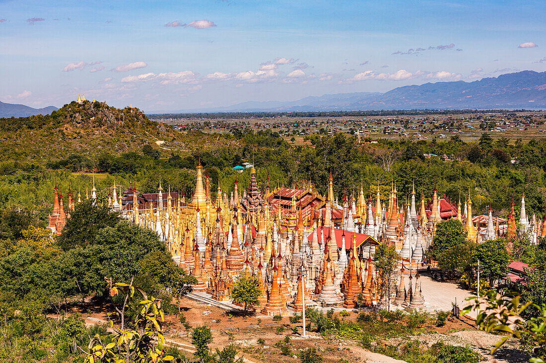 Der Pagodenwald von In-Dein am burmesischen Inle-See zeigt viele ringförmig verjüngte Stupas Htis in der flachen Landschaft von Inle-See, Myanmar, Südostasien.