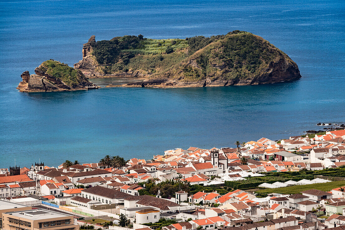 Panoramaaufnahme von Vila Franca do Campo mit einer kleinen Felsinsel in küstennaher Lage im Atlantik, São Miguel, Azoren, Portugal.