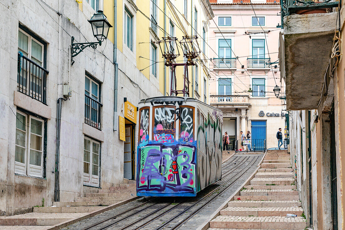 Die Standseilbahn Elevador da Bica führt durch die Altstadt von Lissabon, Portugal