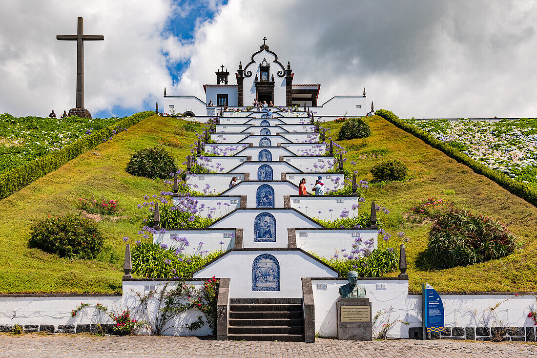 Die Kirche Ermida de Nossa Senhora da Paz auf der portugiesischen Insel Sao Miguel ist ein beliebtes Ausflugsziel, Azoren